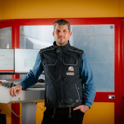 Unser top-geschultes Personal bedient die Hochleistungsmaschine.