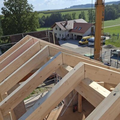 Und auf der Baustelle passt‘s perfekt ! Dach im Aufbau